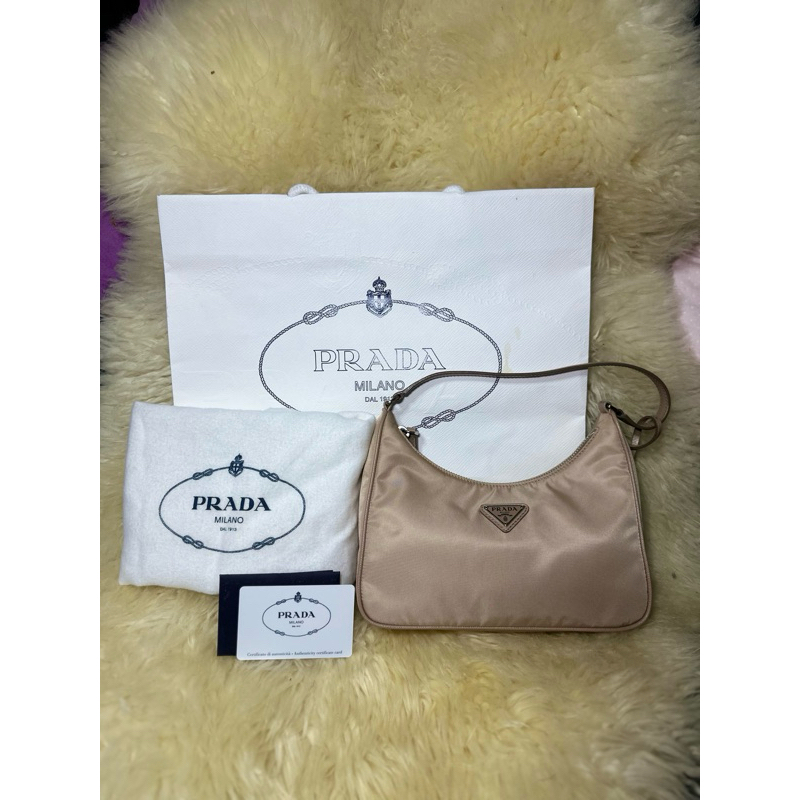 มือสอง สภาพดี Prada Re-Edition 2005 Re-Nylon สีCamel สีครีม