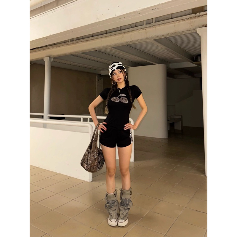 STR พร้อมส่ง เสื้อครอปท็อป พิมพ์ลายเชอร์รี่ เสื้อยืดแฟชั่นผู้หญิง เสื้อรัดรูปสีขาว เอวลอย แขนสั้นคอกลาย สไตล์เกาหลี ราคา ถูกที่สุด ดีลบีเคเค แกลเลอรีภาพที่ 8