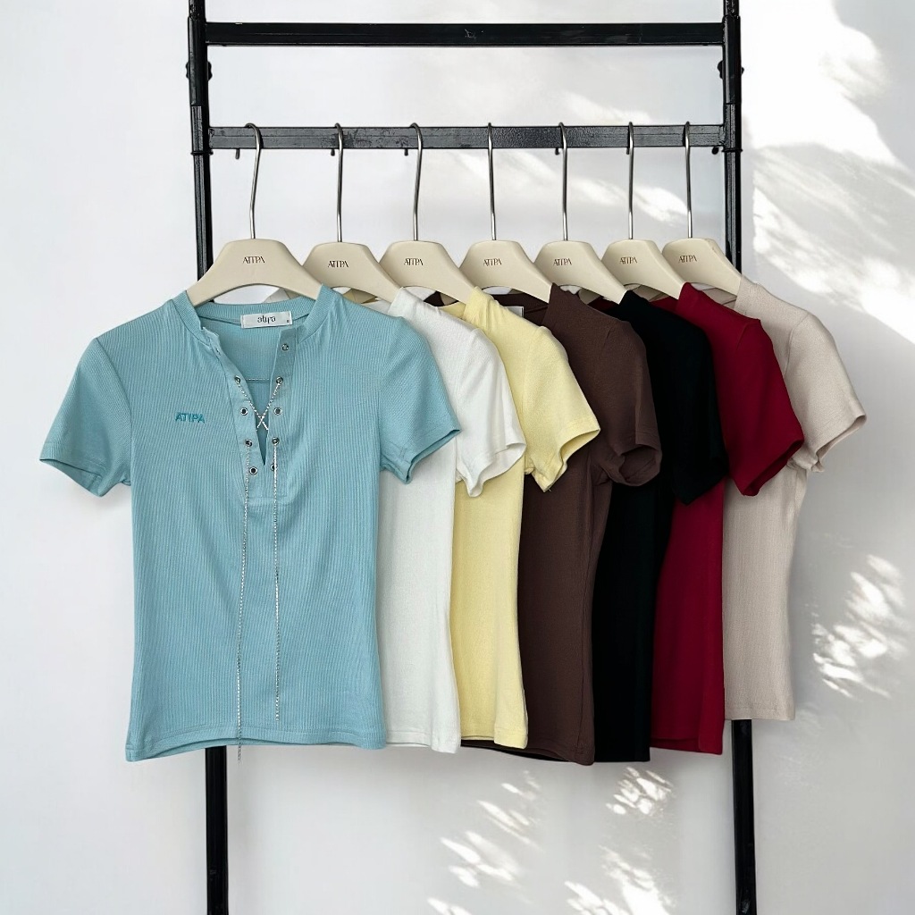 Atipashop - ALGER CHAIN TOP เสื้อยืด แขนสั้น คอกลม ผ้าไหมพรม ดีเทลสายโซ่คล้องคอ