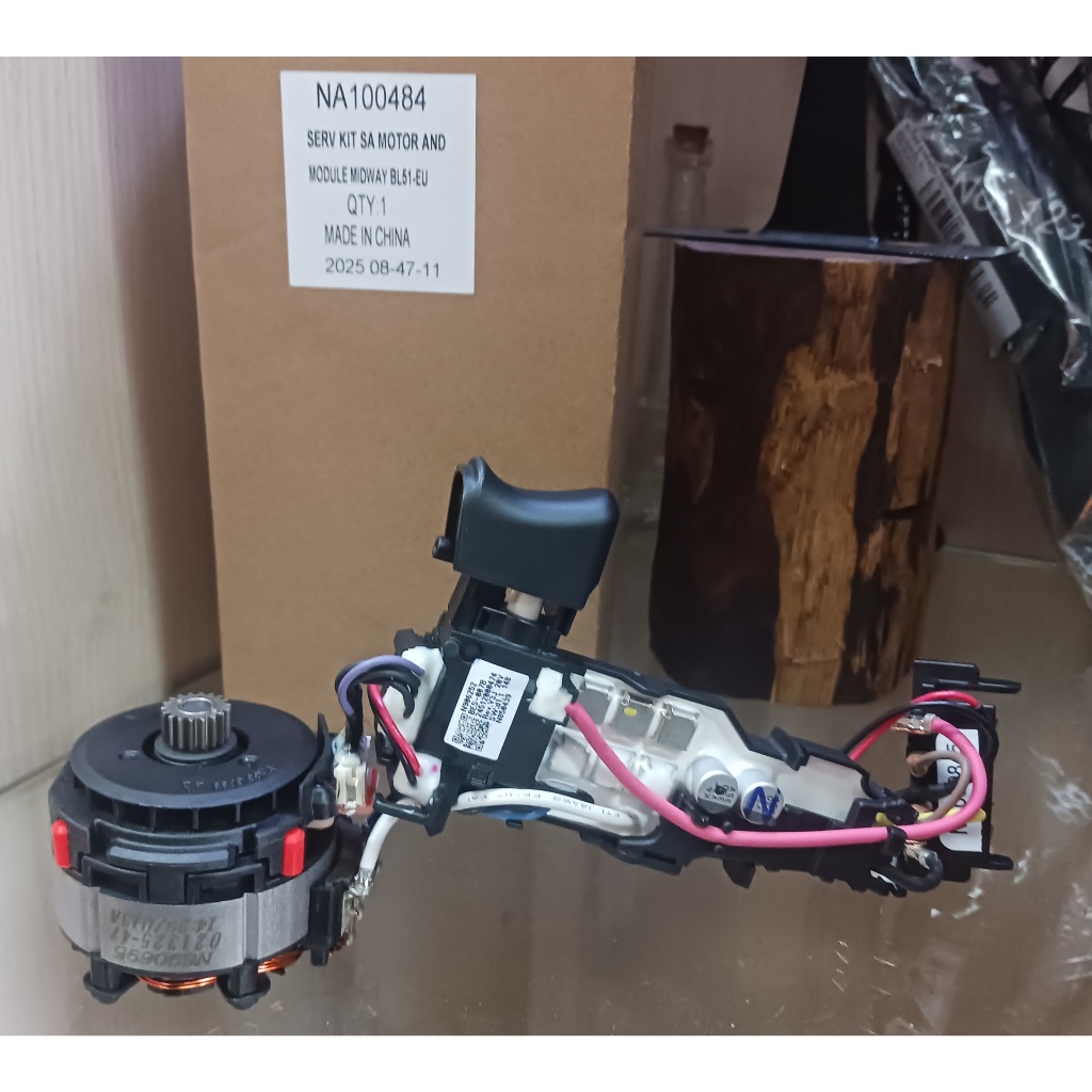 DEWALT สวิตซ์ควบคุมพร้อมมอเตอร์ สว่านไร้สาย รุ่น DCD708 DCD709 part no NA100484 อะไหล่แท้