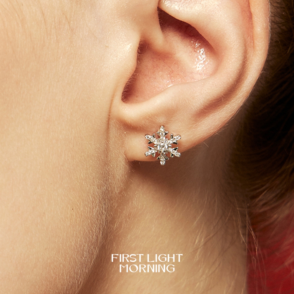 First Light Morning : Stellar Snowflake Earrings ต่างหูแป้นประดับคริสตัล