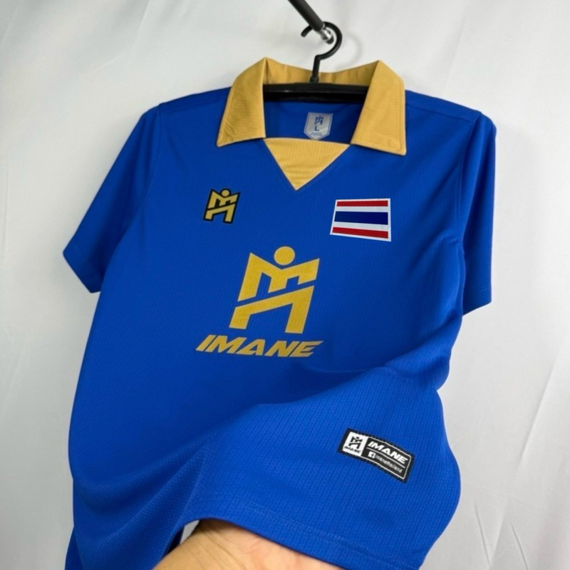 IMANE เสื้อกีฬาทีมชาติ ไอมาเน่ พร้อมโลโก้อกซ้ายธงชาติ กลางตัวโลโก้ M เนื้อผ้าสวมใส่สบาย IMA1 002