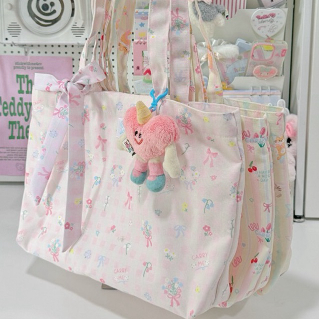 carryme -พร้อมส่ง tote bag/กระเป๋าผ้าลูกฟูก ใส่ไอแพด สมุด หนังสือได้ มีช่องมีกระดุม〰️แถมโบว์ สุ่มค่ะ