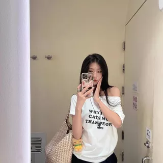เสื้อยืดผู้หญิง ปาดไหล่ได้ สายเกาหลี ทรงหลวม ใส่ชิคๆ สวมใส่สบาย สีขาว สไตล์อเมริกัน cintage คอกว้าง เสื้อยืดสวยๆผู้หญิง