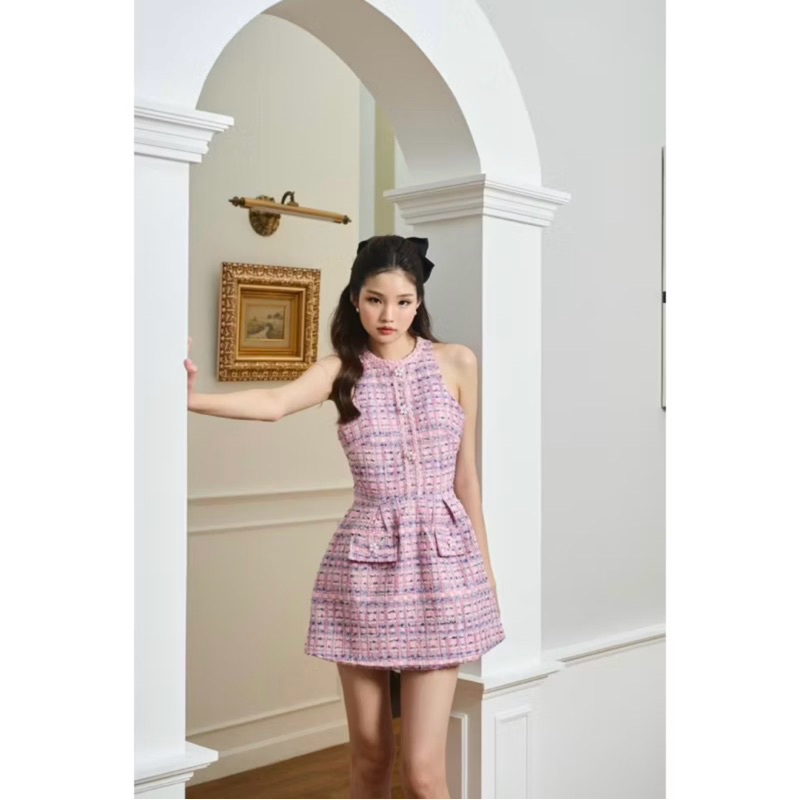 ส่งต่อxoxo66officialชุดผ้าทวิสสีชมพูหม่นๆสีหวานประดับด้วยกระดุมดอกไม้สีมุกให้ลุคคุณหนูผู้ดีท่านหนึ่ง