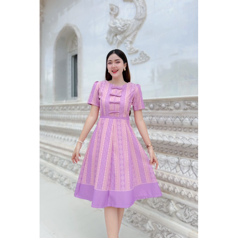 P012สุพรรณษาเดรสผ้าไทยผ้าทอลายสิริวชิราภรณ์สีม่วง แต่งโบว์กลาง กระโปรงบานทรงย้วย