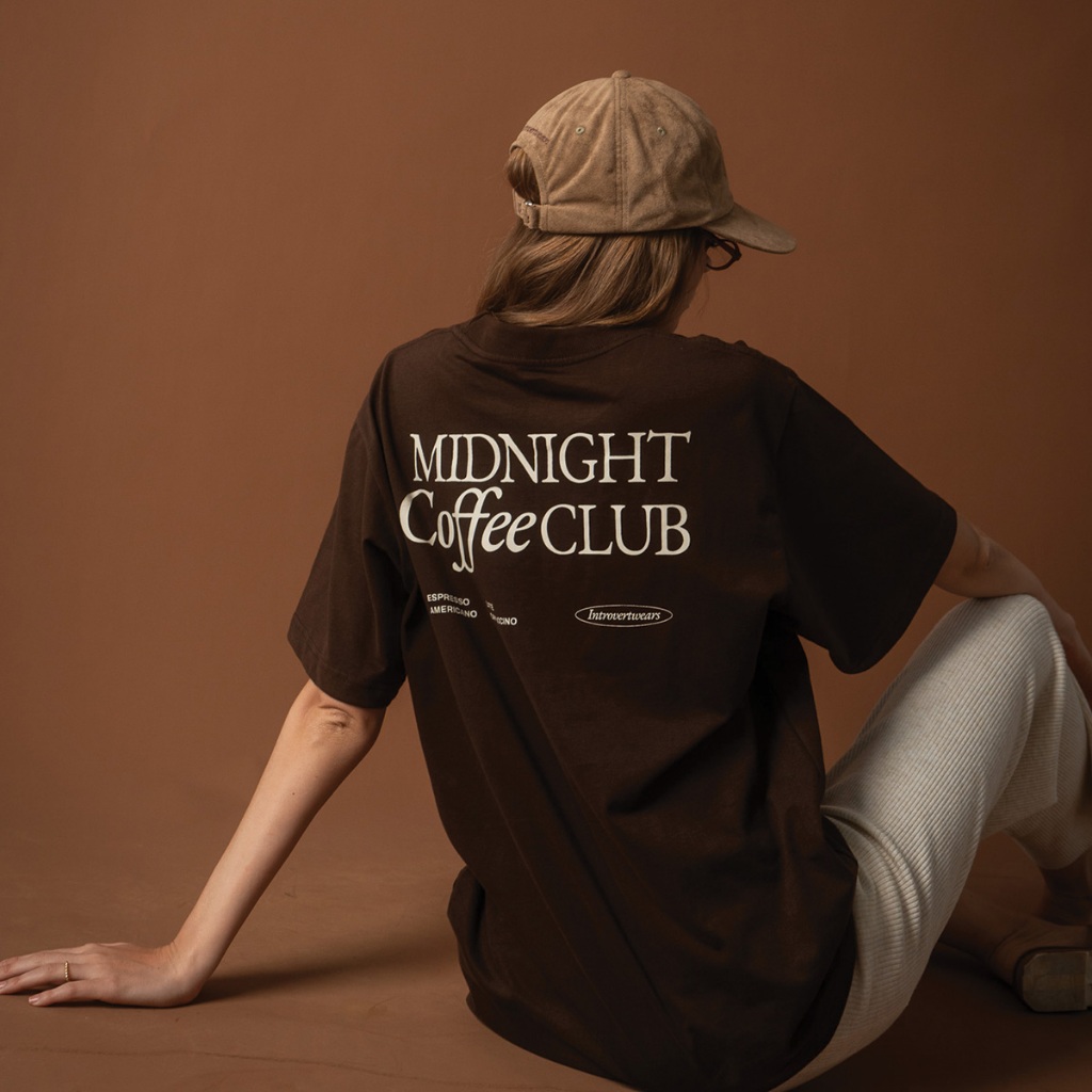 Introvertwears Midnight Coffee Club เสื้อยืดคอกลมแขนสั้น (4 สี)