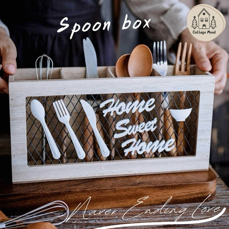 🍽️ กล่องใส่ช้อนและอุปกรณ์ครัวไม้ – Cottage Style 🍃 เพิ่มเสน่ห์อบอุ่นให้มุมครัวของคุณด้วยกล่องใส่ช้อนสุดน่ารักสไตล์อังกฤษ