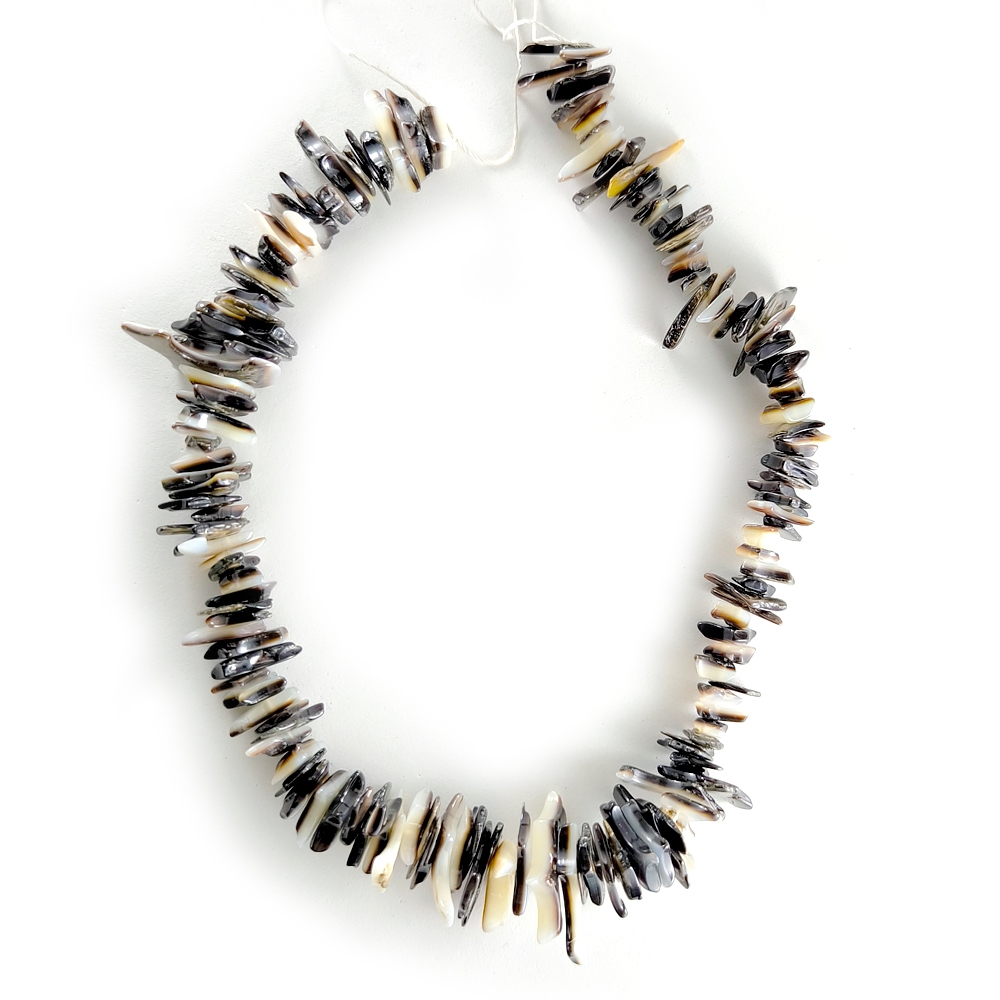 ลูกปัดเปลือกหอยมุกแท้ลักษณะเป็นชิ้นเล็กๆ สีดำ Black Mother of Pearl Shell Chip ขนาด 6x20 mm - (LZ-0749)