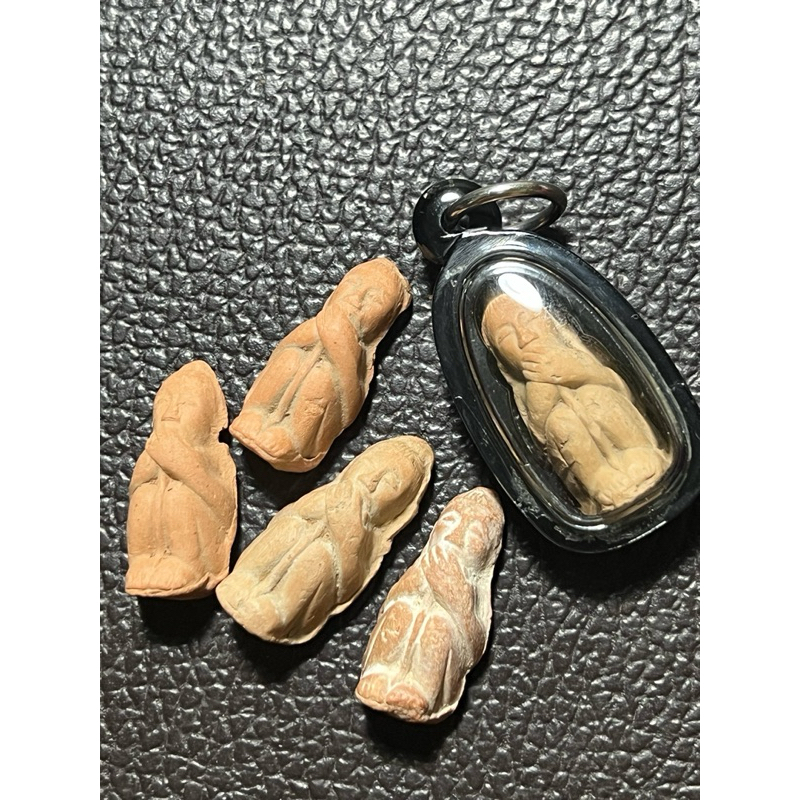 กุมารทองดูดรกหลวงพ่อแช่ม วัดตาก้อง เนื้อดิน ปี 2518 เนื้อดินผงพราย มีมวลสารดิน