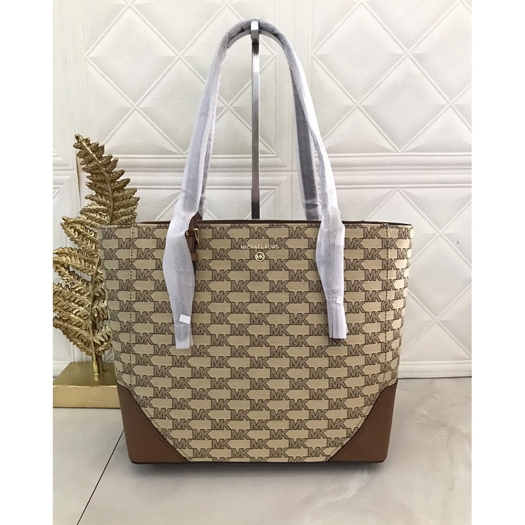 คป 🎀(สด-ผ่อน) เอ็มแค 38T2GXAT3J ARIA LARGE SIGNATURE LOGO JACQUARD TOTE BAG