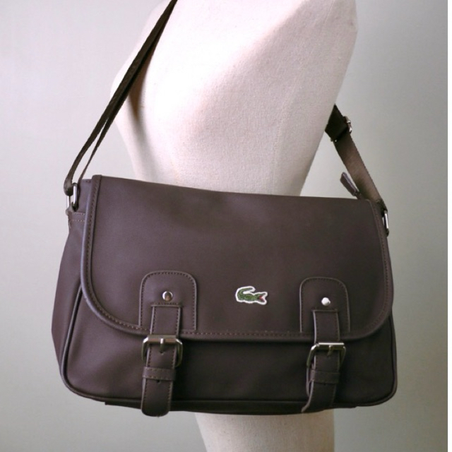 LACOSTE MESSENGER BAG Women's Satchel Vintage กระเป๋าเอกสาร สะพายข้าง **สีน้ำตาลเข้ม**