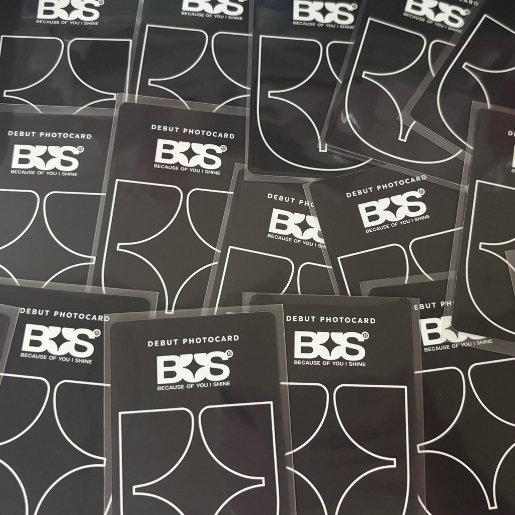 [ใช้โค้ดลด 20% ได้] BUS Debut Photocard แบบสุ่ม 1 ใบ