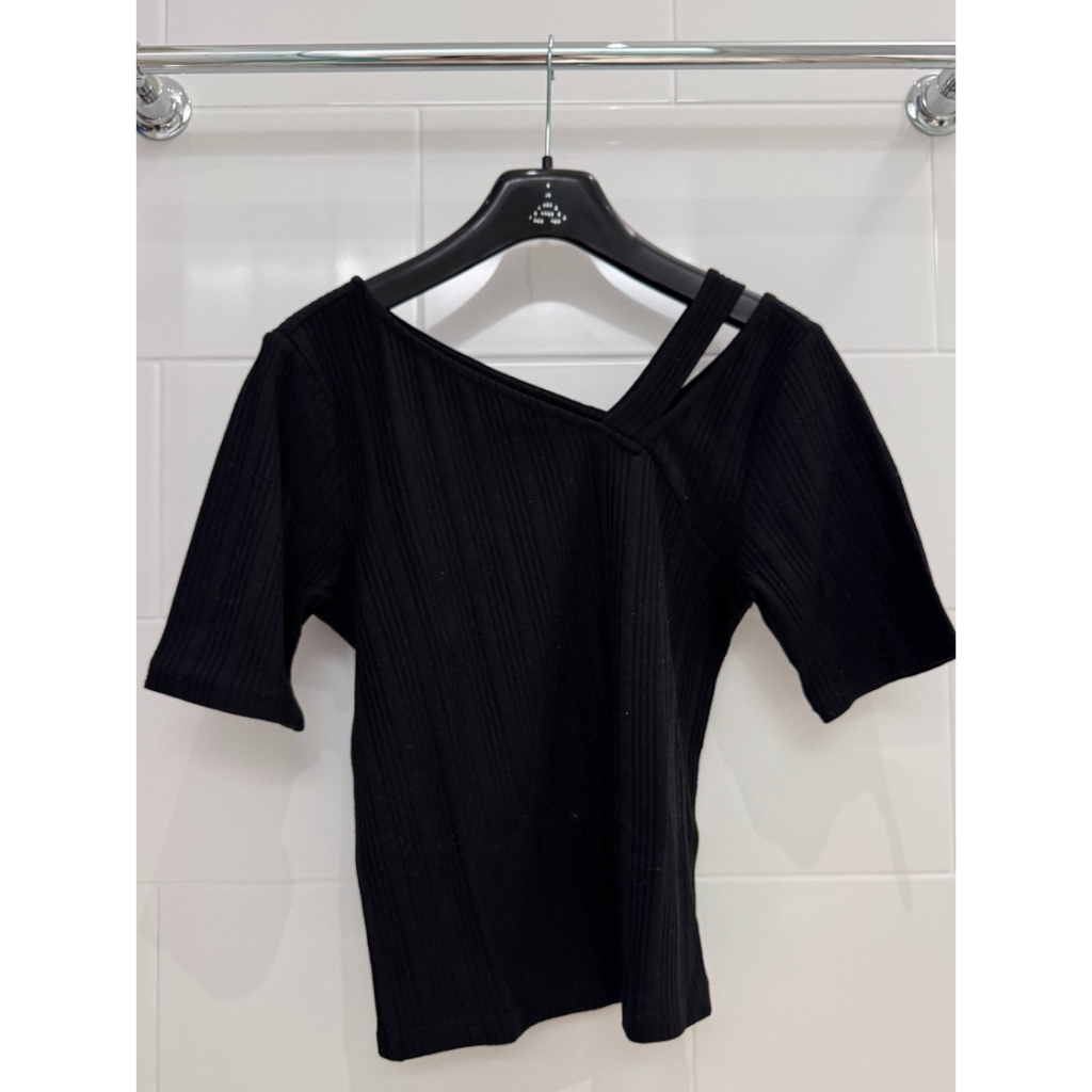 (Second Hand) H2O Black Cotton Slim Top with Design Size M H2O เสื้อคอตตอนสีดำทรงสลิม ไซส์ M