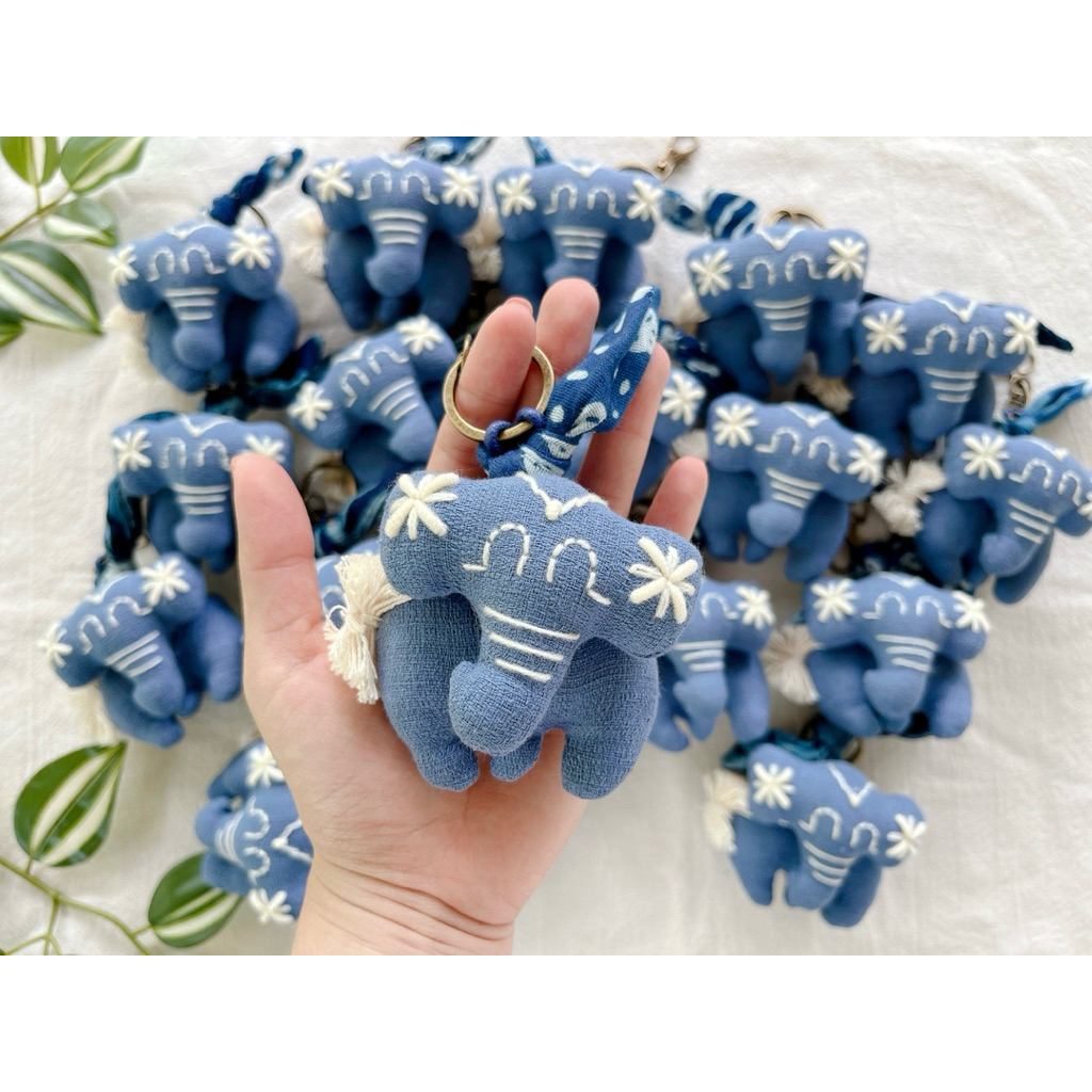 🐘✨พวงกุญแจช้างปักลาย+โบว์ผ้ากัดลายคราม🧵🌙