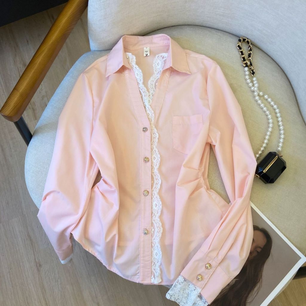COCO-เสื้อสุภาพสตรี สีชมพู คอวี ขอบลูกไม้ ประกบ ประเภทรุ่น Slim Fit ปุ่มทอง หวาน อารมณ์ อ่อนโยน แฟชั่นสบาย ๆ