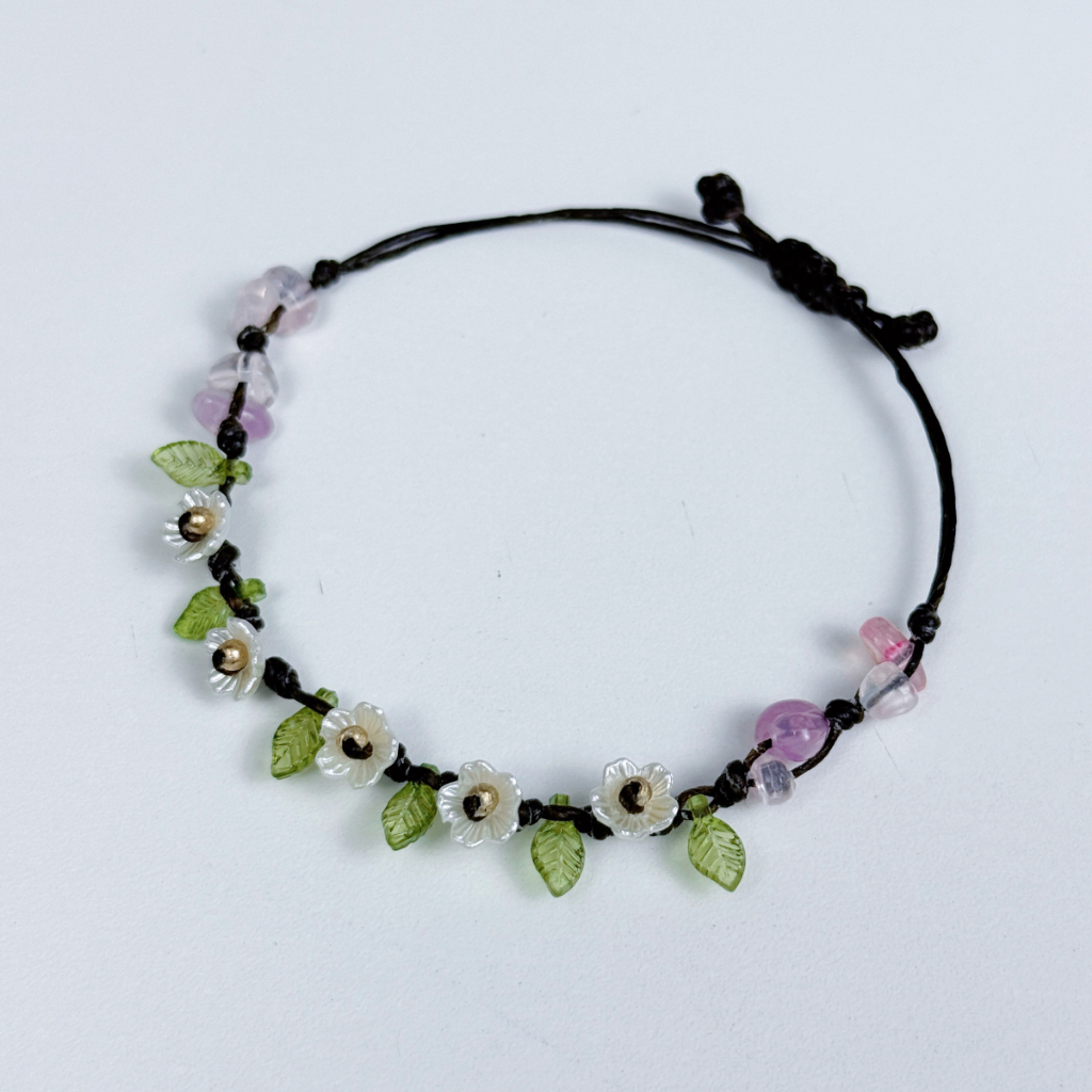 กำไลข้อมือลูกปัดลายดอกไม้ งานแฮนด์เมด DIY กำไลเชือกเทียน กำไลดอกไม้ใบไม้ ทำจากลูกปัด งานฝีมือ