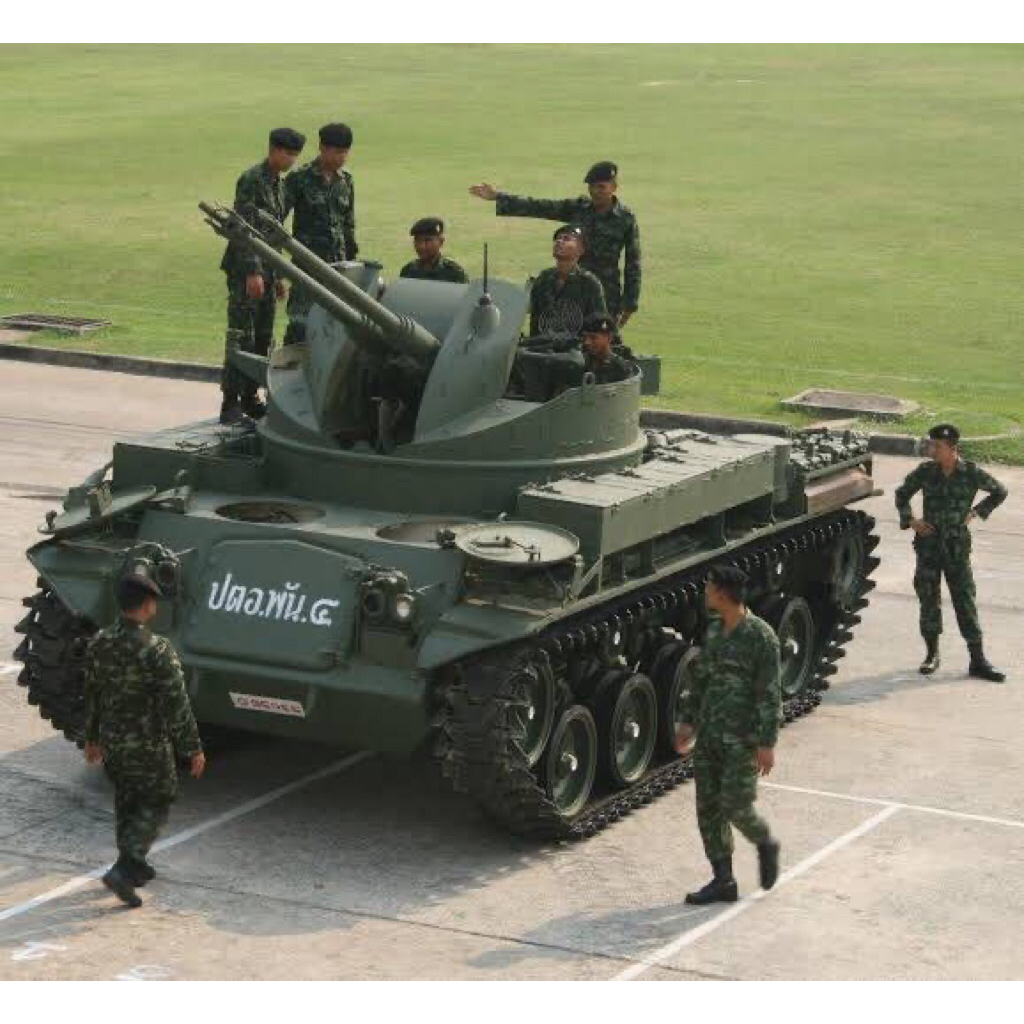 โมเดล รถจำลอง  รถถัง ปตอ.  เอ็ม 42 M42 Duster   ขนาด 1/35 ของ ทบ.ไทย ขนาดประมาณ  1 ไม้บรรทัด (พลาสติ