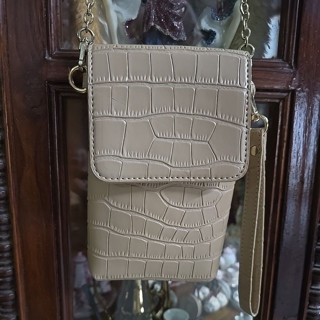 👝กระเป๋า FINN ESKER PHONE BAG มือสอง 5"×7" หนังปั๊มลายจระเข้ สายโซ่ ใส่โทรศัพท์,บัตรได้ มีร่องรอยการ