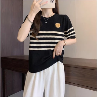 (พร้อมส่งที่ไทย#18045)เสื้อแขนสั้นผู้หญิงไหมพรมถักผ้านิ่มใส่สบาย คอกลมแฟชั่นทรงเกาหลีปักป้ายลายหมี