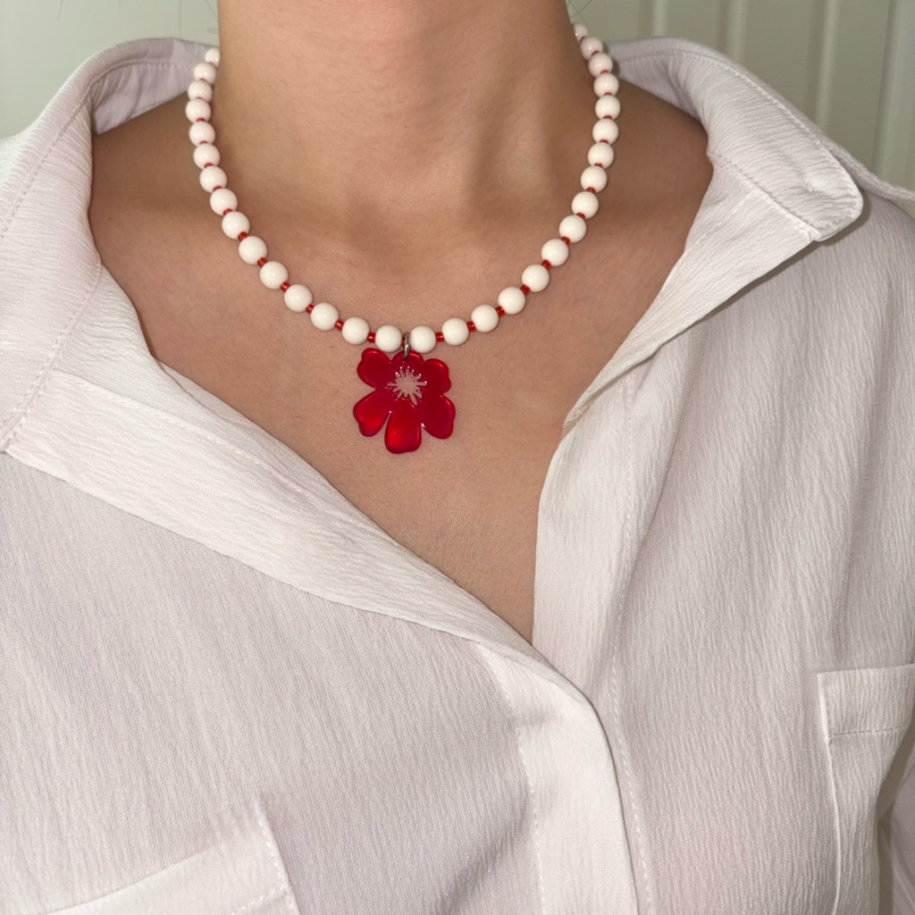 Piing me Necklace | สร้อยคอลูกปัดเม็ดใหญ่สีขาว (8 mm) พร้อมจี้อะคริลิคลายดอกชบา