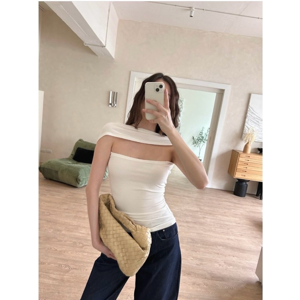 เสื้อเกร๋ๆ จากเเบรนด์ Tshopppp  ( shop 390.- ) สีขาว ขนาดฟรีไซส์ ยืดได้เยอะมาก