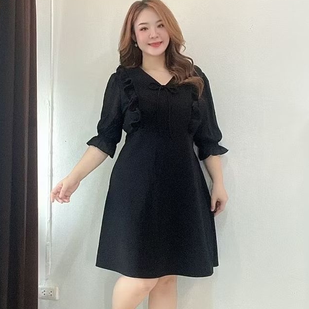 ชุดเดรสสาวอวบ ผ้าวูลเวฟแต่งผ้าชีฟองสีเดียวกับตัวชุด ฟรีไซส์ รอบอกก่อนยืด 42 นิ้ว รอบอกยืดได้ 46 นิ้ว ความยาว 37 นิ้วWT