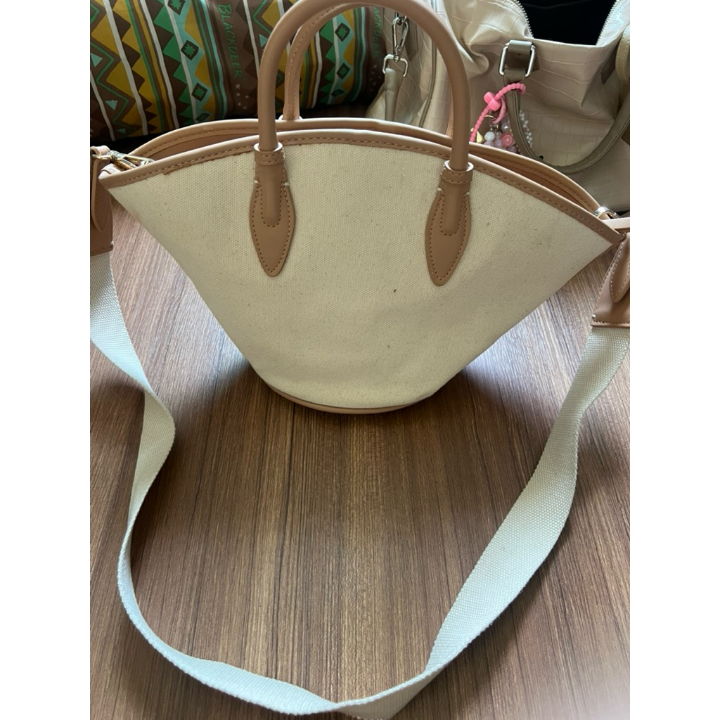 zara💯สภาพ97%ซื้อมาใส่ไม่กี่ครััง สวยมาก มีสายยาวด้วย 500 บาทเท่านั้น ปกติ 1790บาท