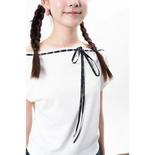 Panchitar Ribbon Dot Lace – เสื้อปาดไหล่สุดน่ารัก ดีเทลผสานริบบิ้นลายจุดสีดำและลูกไม้เข้าด้วยกัน