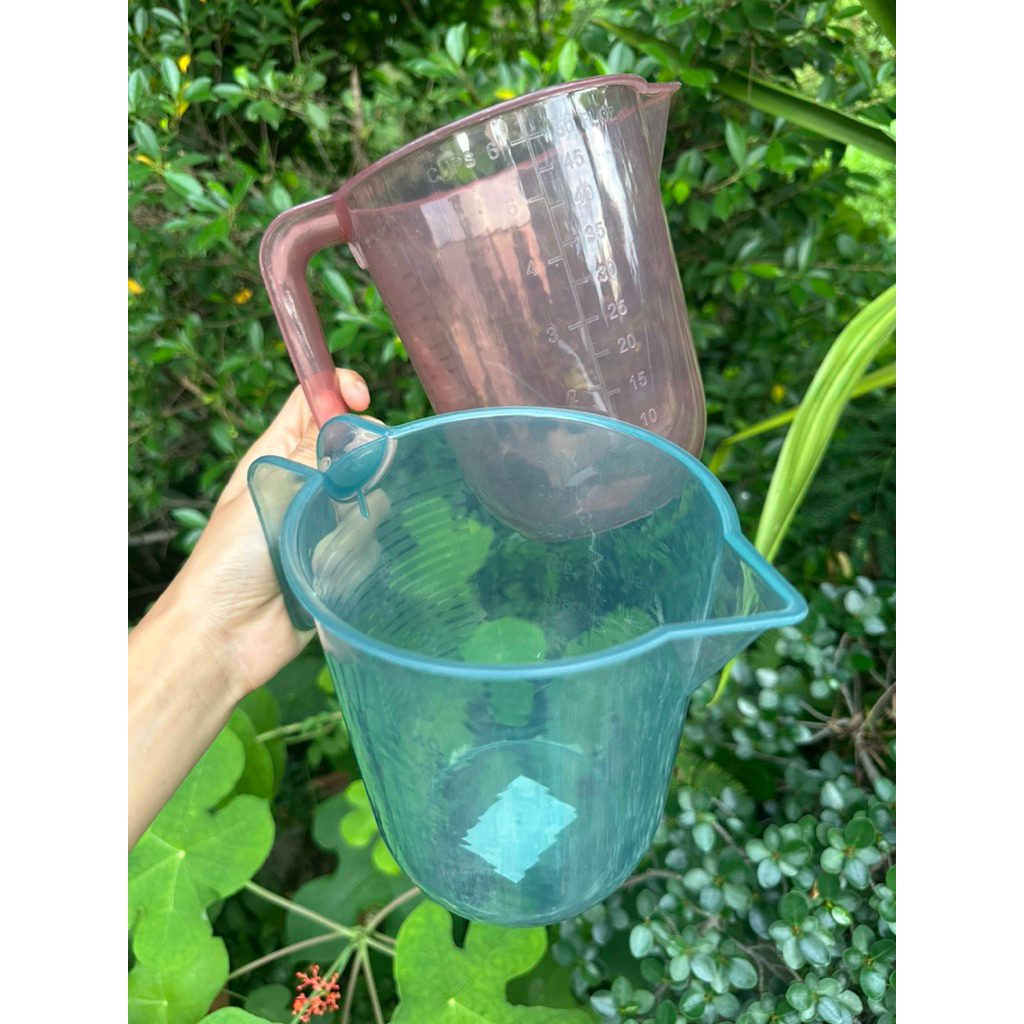 เหยือกตวงน้ำ ตวงปุ๋ยพลาสติก ขนาด 1500ml (คละสี)