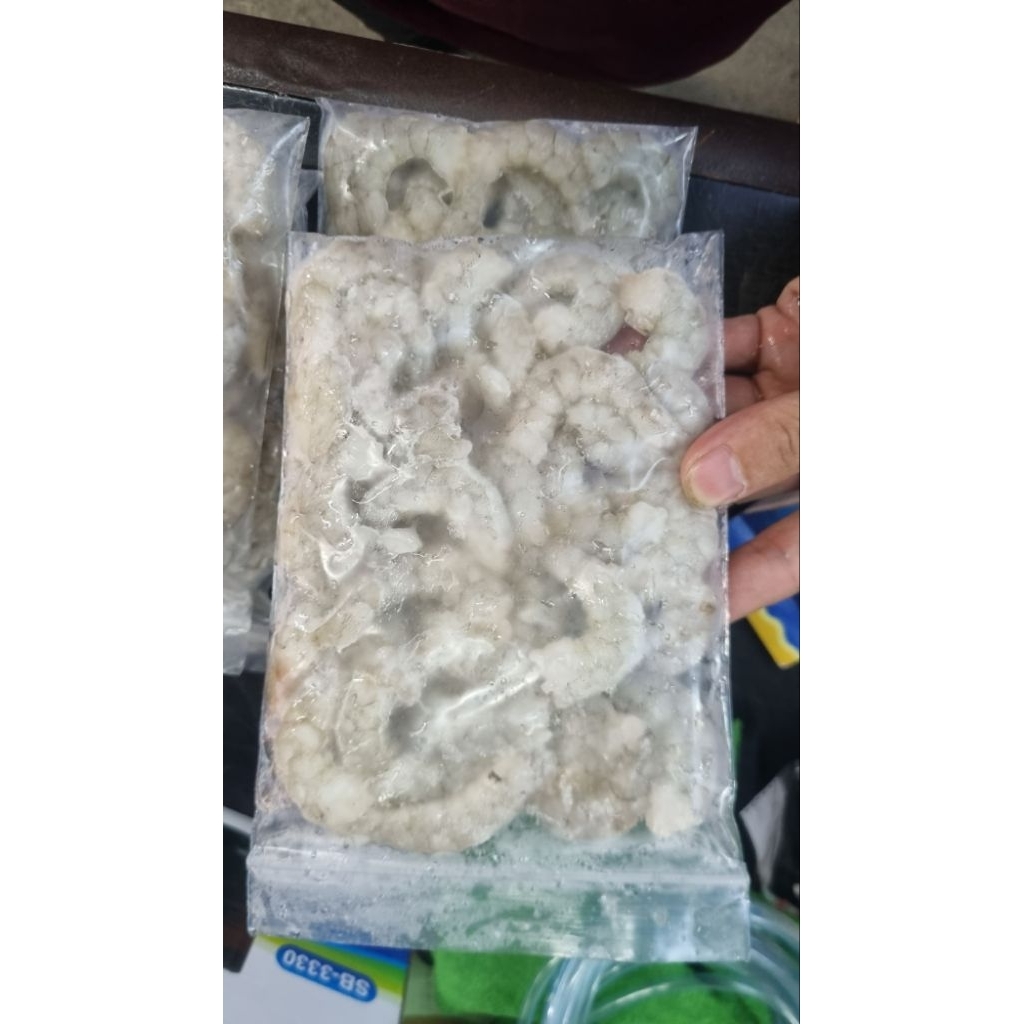 อาหารสด กุ้งขาวแกะเปือกแล้ว สำหรับให้ปลามังกร ขนาด 200g