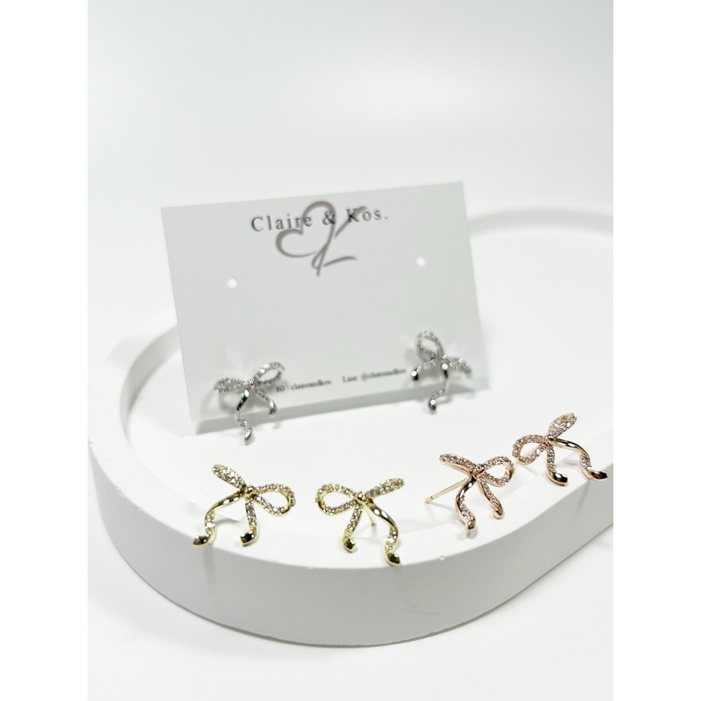 Claire&Kos - ต่างหูโบว์ริบบิ้น ขนาด กว้างและสูง 1.3 ซม.