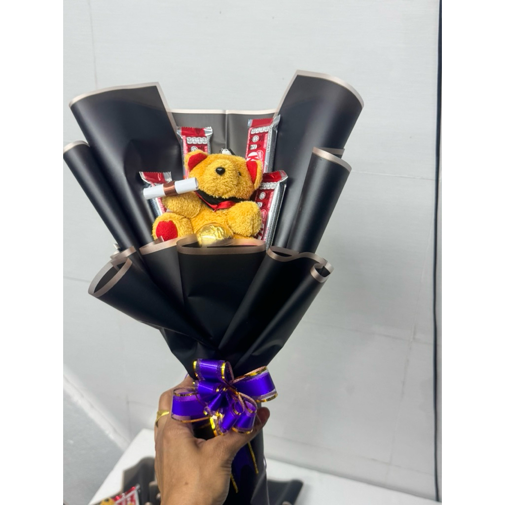 ช่อดอกไม้รับปริญญา ตุ๊กตาหมี Kit Kat Ferro เพื่อแสดงความยินดี Graduation bouquet Kit Kat teddy bear 