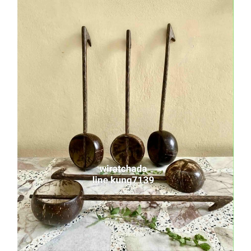 กระบวยตักน้ำกะลามะพร้าวใหญ่4-5นิ้ว ด้ามยาว14นิ้ว จับถนัดแข็งแรง Handmade