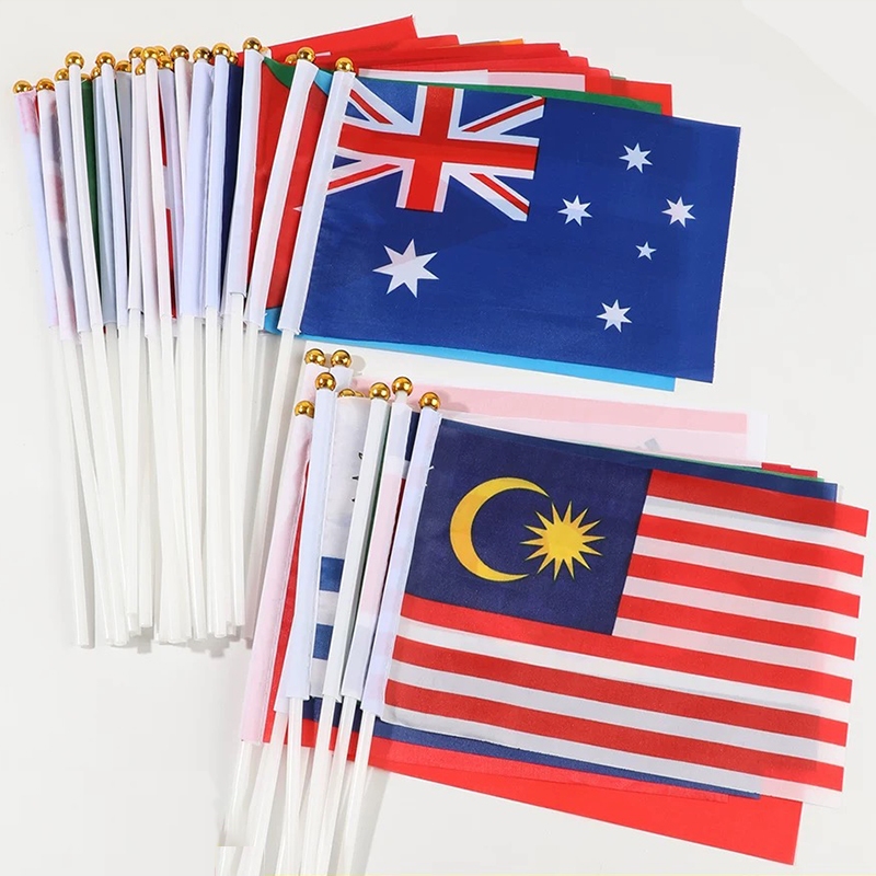 ธงราวรวมประเทศต่างๆ ธงชาติฟุตบอลโลก ขนาดเล็ก  ธงชาติราว ธงนานาชาติ 23 ประเทศ พร้อมเสาธงชาติ 14×21 ซม