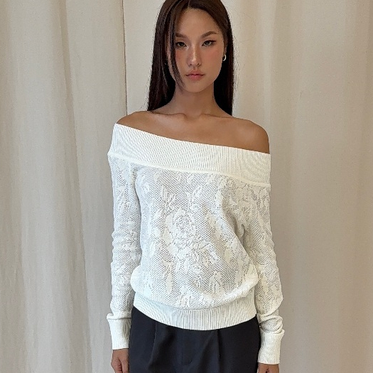 เสื้อแขนยาวใส่แบบเปิดไหล่หรือไหล่ตกได้ Rush Official ‘Kaia’ Knitted Flower Long Sleeve Top ลายดอกไม้ *ขาว เทา พรีออเดอร์