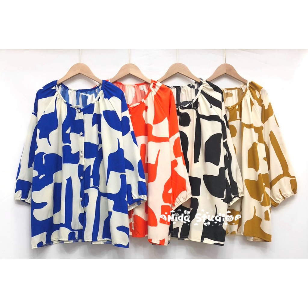 เสื้อคอกลมแขนสามส่วน ผ้าไหมอิตาลี กระดุมมุกผ่าหน้า ลายกราฟิค ใส่สบาย