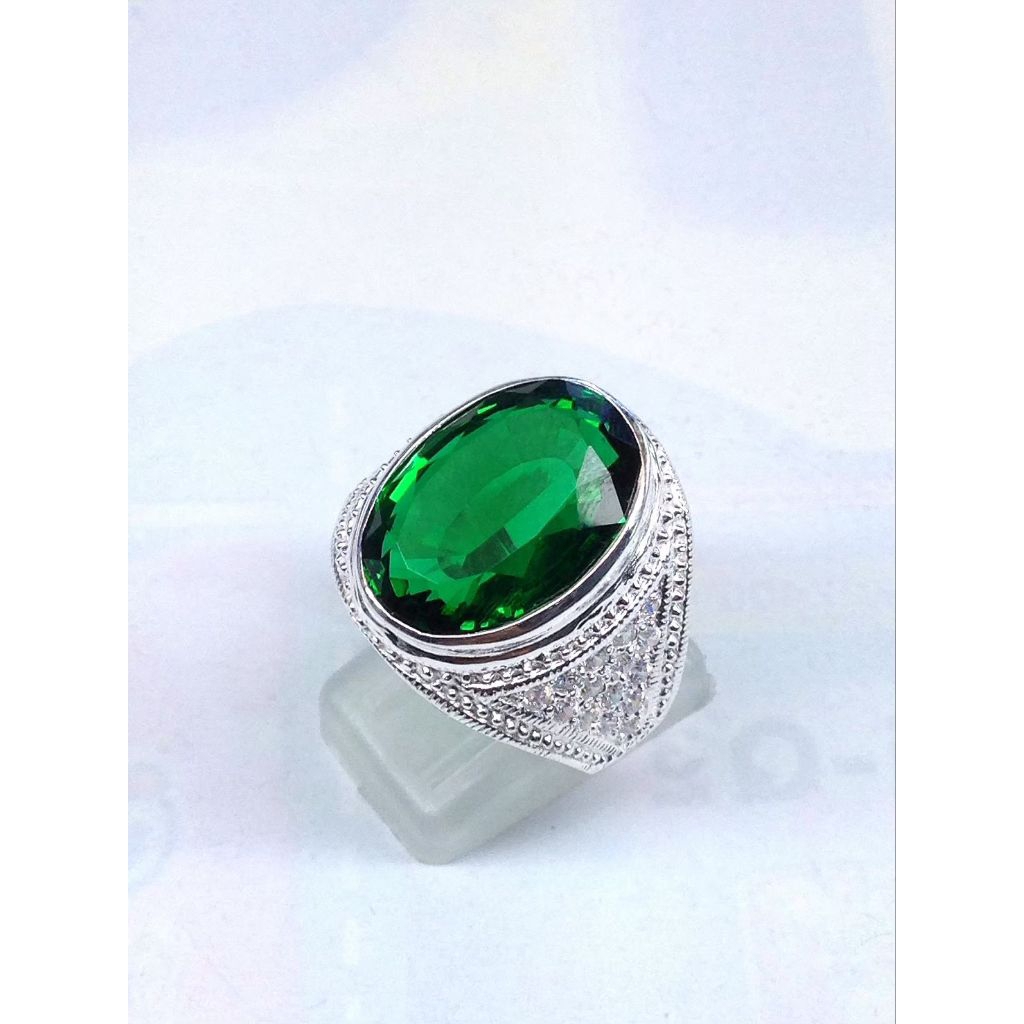 แหวนเงินแท้925พลอยเขียวมรกตczล้อมเพชรสวิสข้างพลอยเจียรเหลี่ยมสวยหรูหรางานประณีต