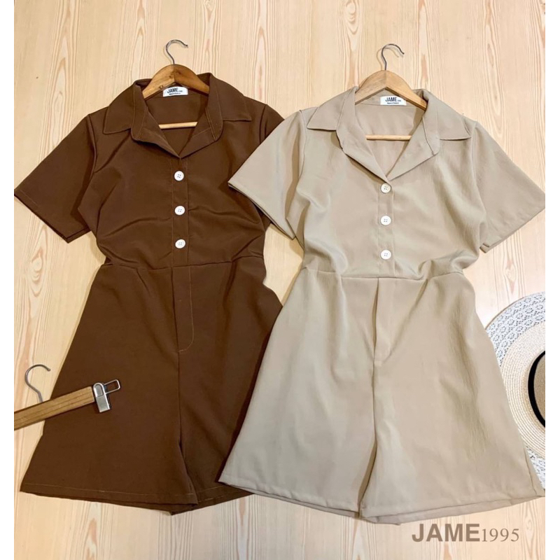 cai.dow จั๊มสูท ขาสั้น คอปก กระดุมหน้า 3 เม็ด