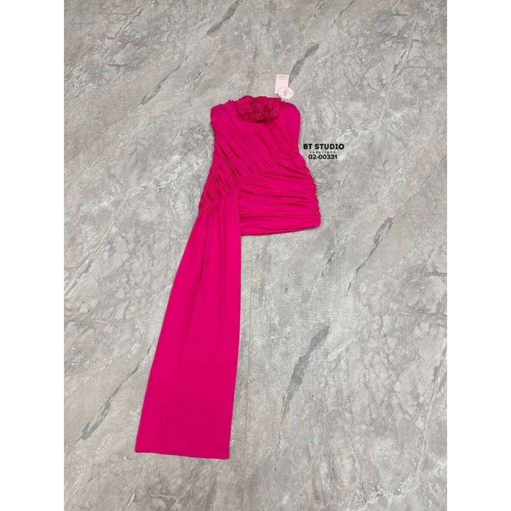BT 02-00331 เดรสสั้นผ้ายืดสีชมพูแปร้ด แต่งดอกไม้ขอบอก แต่งระบายชายอกเสริมฟองน้ำ