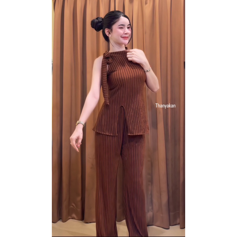 Set 2 ชิ้น ริ้วลายทางผูกคอ ทรงเป๊ะ เรียบหรู ดูโก้ ไฮโซมากค่ะซิส Clothing