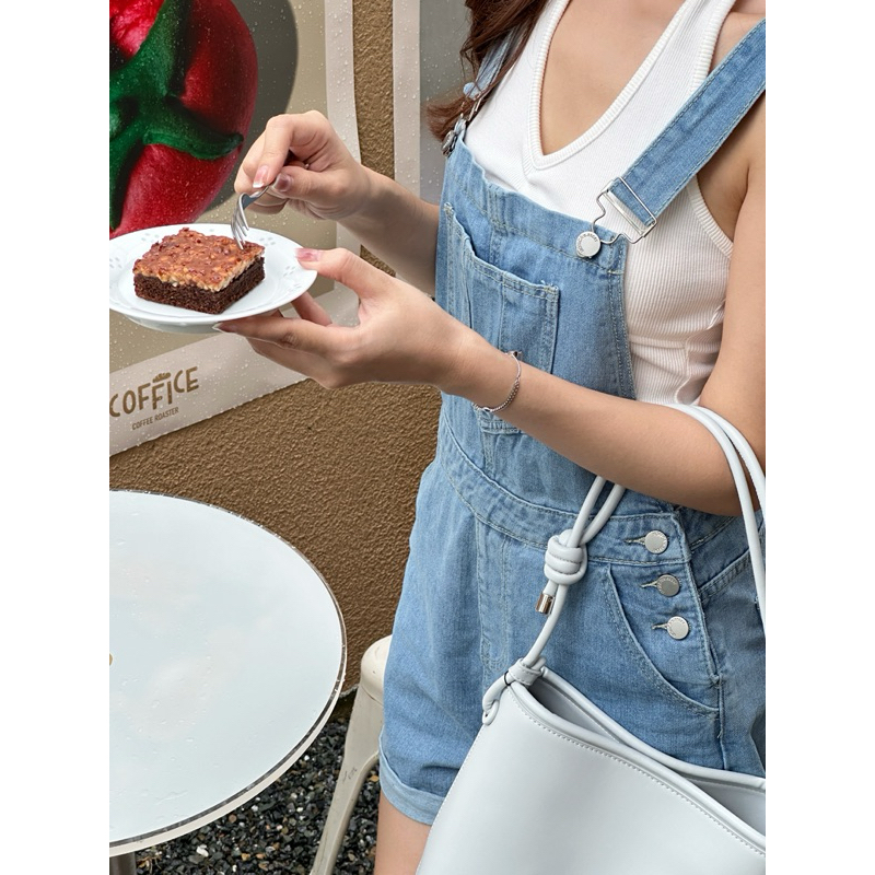 mycloth.officials (5061) – เอี๊ยมยีนส์ขาสั้น สียีนส์อ่อน น่ารักมากกกกก แมทช์ง่ายได้ทุกลุค