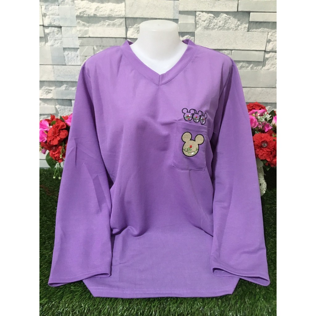 เสื้อแฟชั่นคอวีแขนยาว สีพื้น มีกระเป๋าหน้า ปักลายน่ารัก อก46-50นิ้ว ผ้านิ่มทรงสวย รุ่น2521-มิ๊กกี้