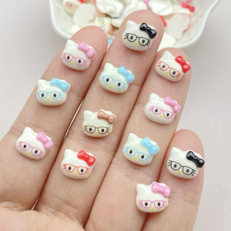 AC.891 ส่งด่วน 🛵‼️ ร้านไทย🇹🇭🇹🇭🇹🇭  แพ็ค 5 ชิ้น พร้อมส่ง เรซินแต่งเล็บ รูปคิตตี้ใส่แว่น