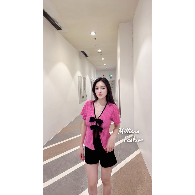 Pangpangเสื้อครอป คอวีแขนสั้น แต่งโบว์ดำ แหวกน่า รูปที่ 3
