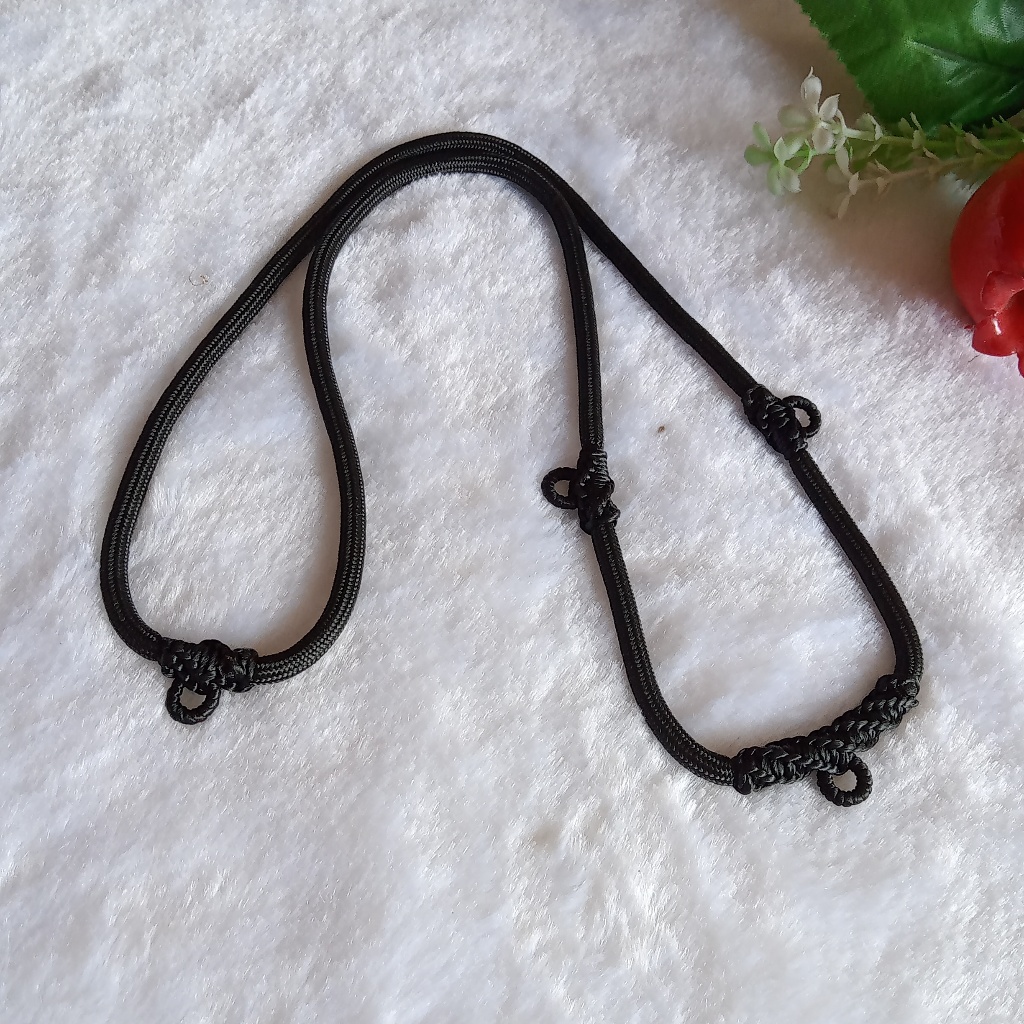 สร้อยพระ สร้อยคอห้อยพระเชือกร่มถักเทียน ห้อยพระ 4 องค์ยาว24นิ้ว ขนาด4มิล