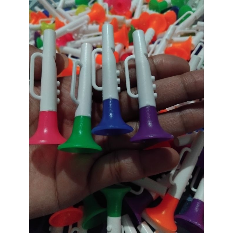 นกหวีด คละสีชิ้นละ1บาท