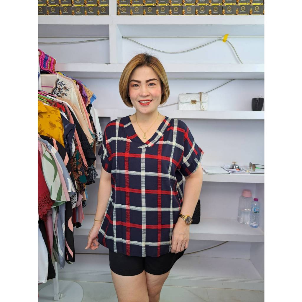 ข40//เสื้อคอวีสกอตตารางผ้าสปัน ฟรีไซ38-46นิ้ว ยาว25นิ้ว หน้าผ้า46นิ้ว ราคา119บาท