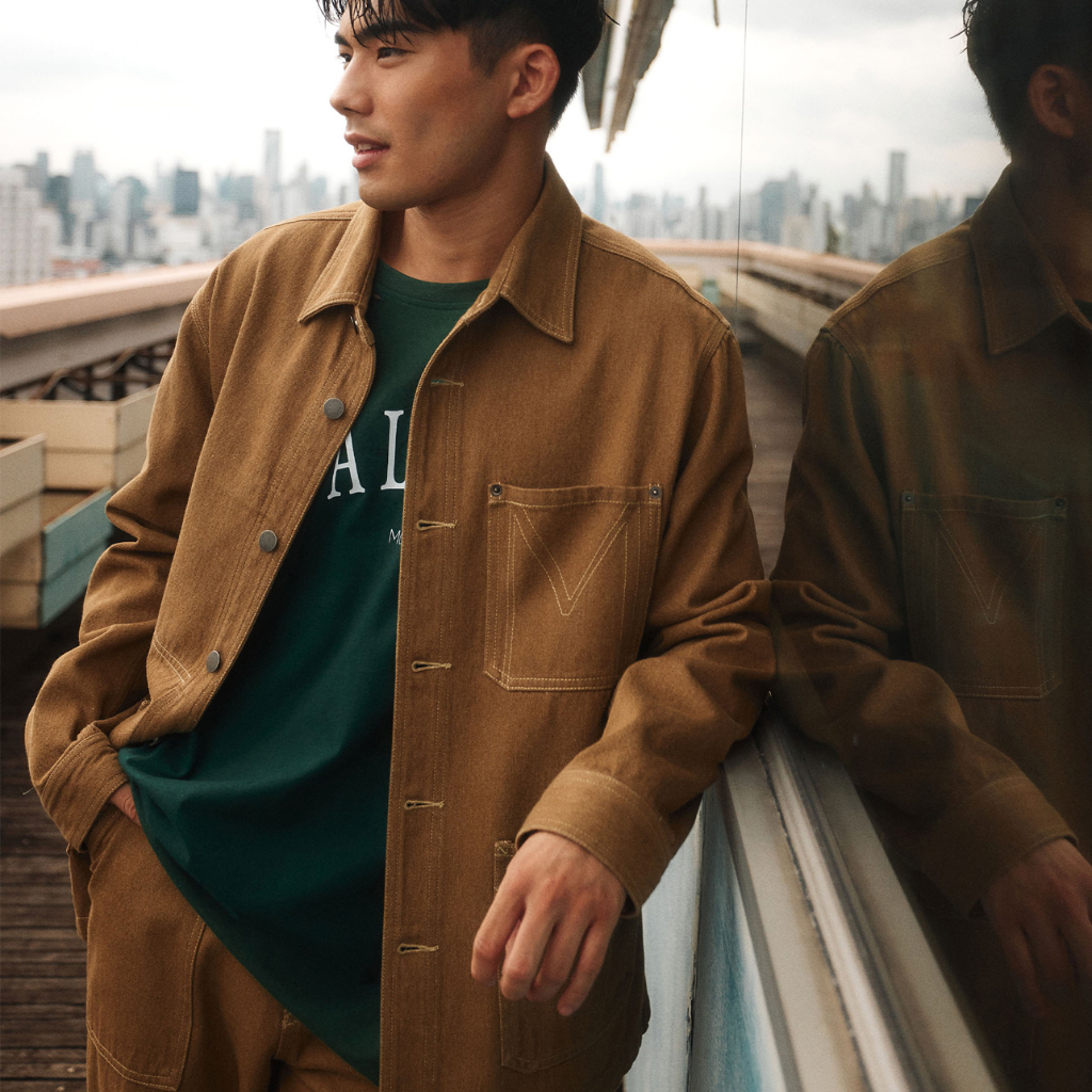 [MOO 10/23] Essential Pocket Denim Jacket เสื้อแจ็คเก็ต แขนยาว แต่งกระเป๋าหน้า แต่งปัก M ด้านหน้า ผ้าเดนิมฟอกพิเศษ