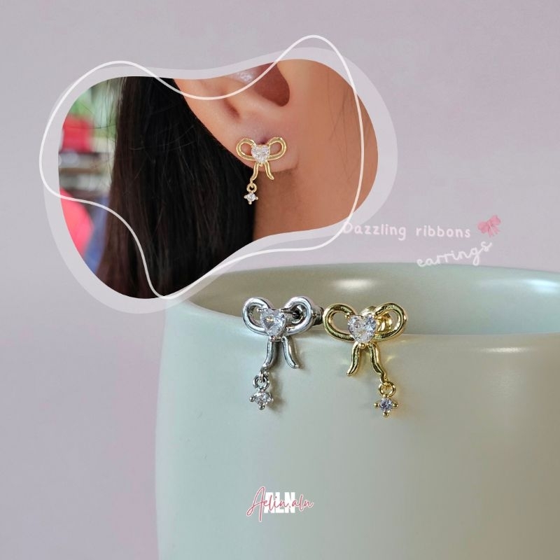 Dazzling ribbons stud earring - Aelin.ALN ต่างหูน้องโบว์หัวใจ 2 สี มีตุ้งติ้งเพชร #SE5-18